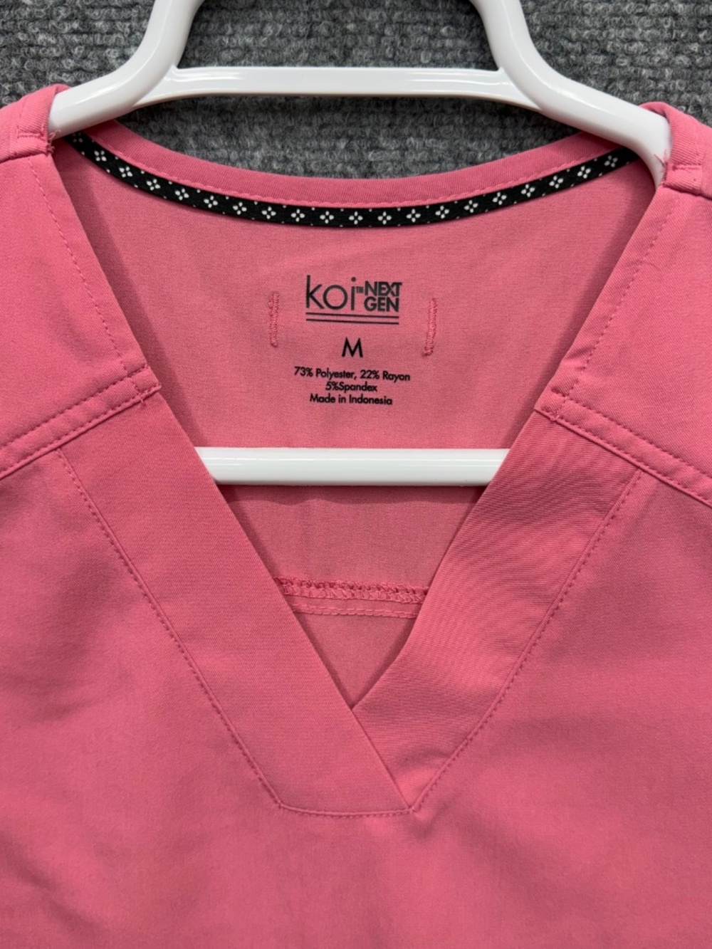 Koi Next Gen Scrub Top Womens Size Medium Pink V-Neck Short Sleeve - Picture 4 of 5